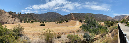 Grassy field on the alluvial fan in Hagador Canyon west of the fault zone and the ridgeline of the northern Santa Ana Mountains.