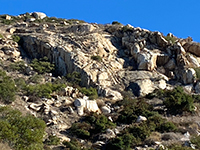 Zoom view of the granite cliffs above the Raptor Ridge Trail 