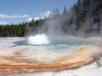 Água fervente em erupção em uma fonte termal de Yellowstone.